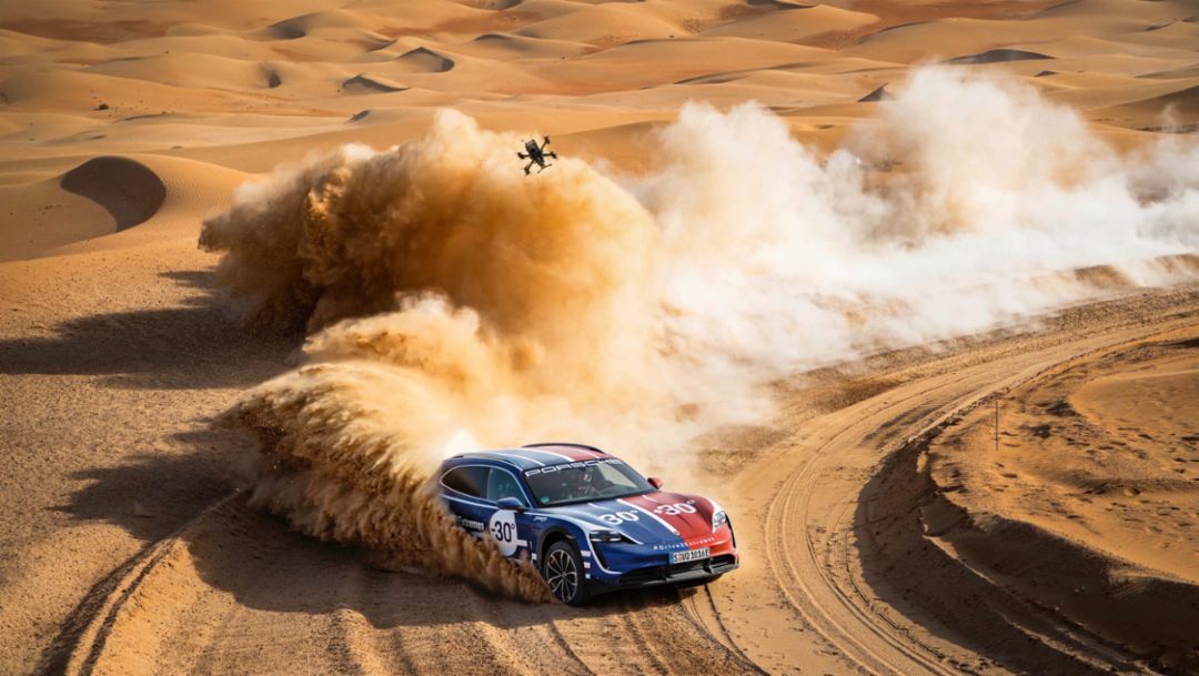 Drive2Extremes: the Taycan Turbo Cross Turismo between ice and desert