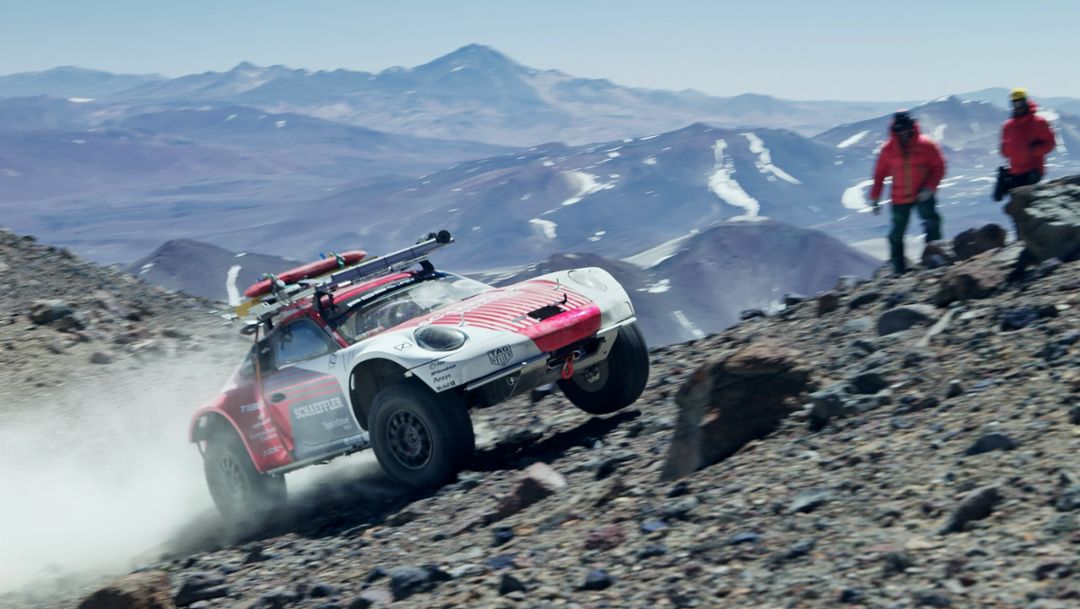 El documental de Edith, el Porsche 911 que rompió el récord mundial de altitud, llega a América Latina
