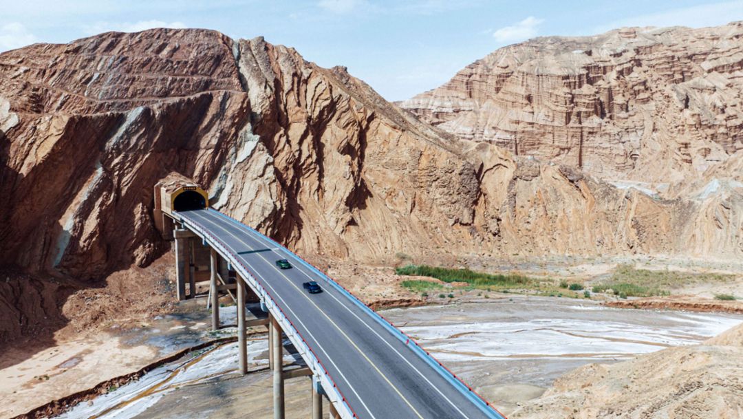 New altitude record for Porsche Taycan Cross Turismo