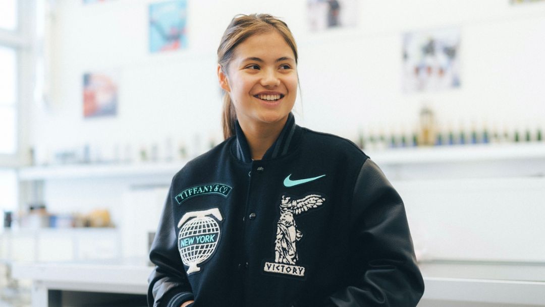 Tennisstar Emma Raducanu zu Besuch bei Porsche Motorsport