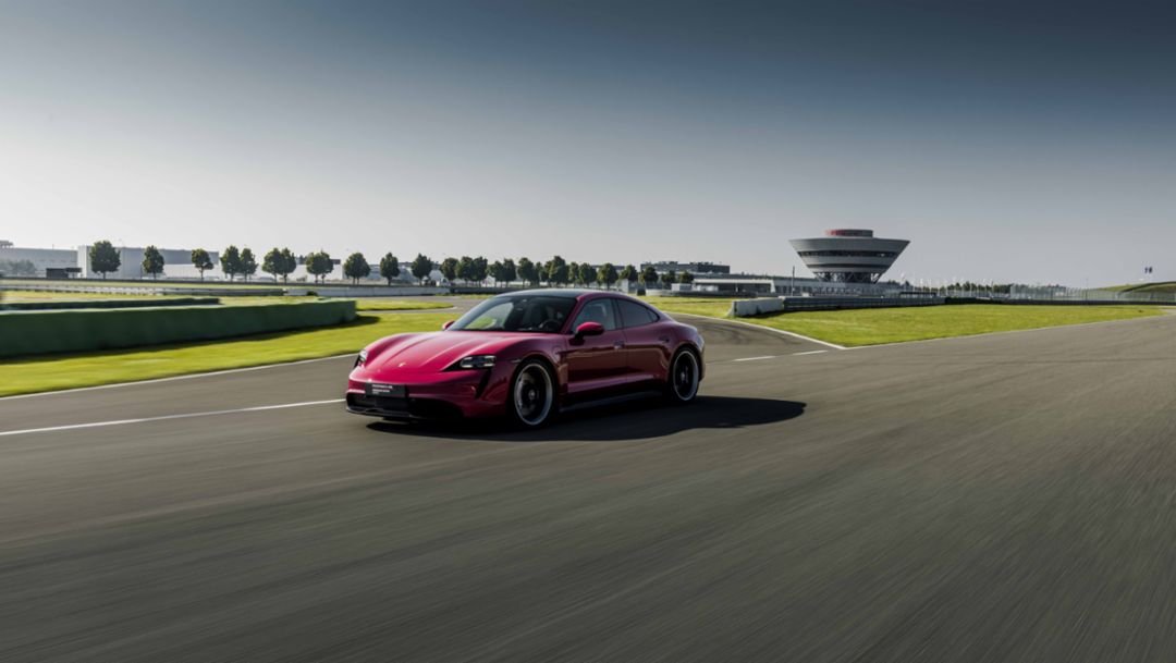 Porsche stiftet einen Taycan in der Farbe „Sternrubin“