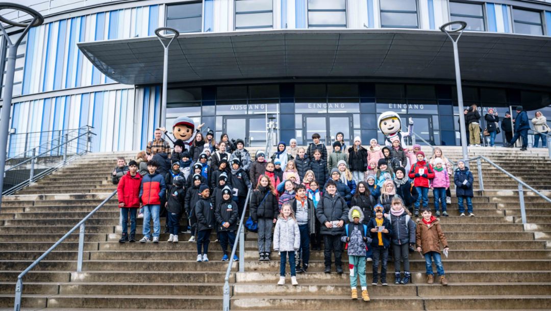 Porsche Kids Day auf dem Eis der Bietigheim Steelers