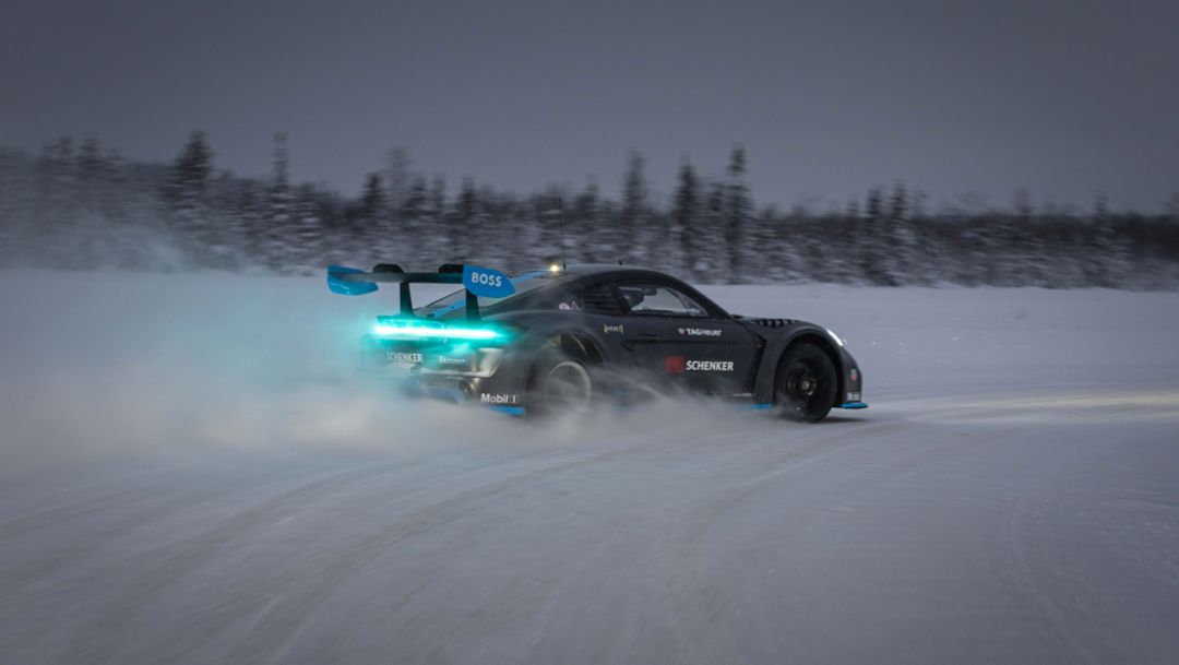Exploración ártica: un Porsche de carreras totalmente eléctrico sobre hielo