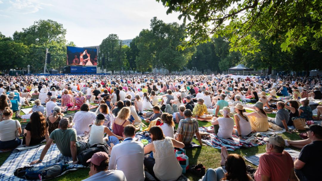 „Ballett im Park“ begrüßt tausende Besucher im Stuttgarter Schlossgarten