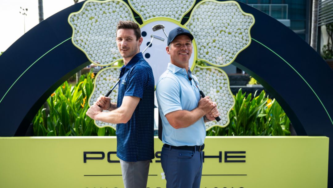 Paul Casey thrills Kévin Estre with a day of golf at the Porsche Singapore Classic