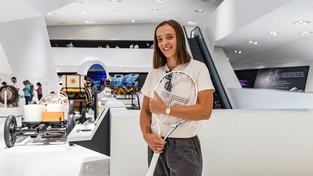 Iga Swiatek erlebt im Porsche Museum die Faszination der Marke