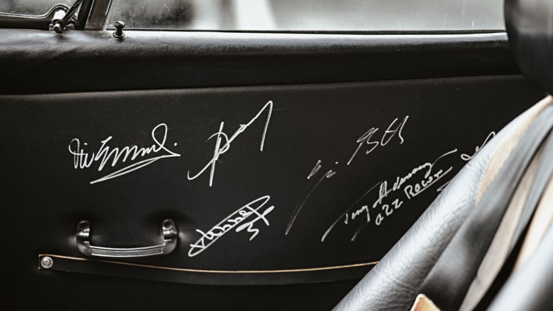 Unterschriften von Vic Elford, Jürgen Barth, Gijs van Lennep, Brian Redman, Tony Adamowicz und Howden Ganley, 911 T, Los Angeles, USA, 2017, Porsche AG