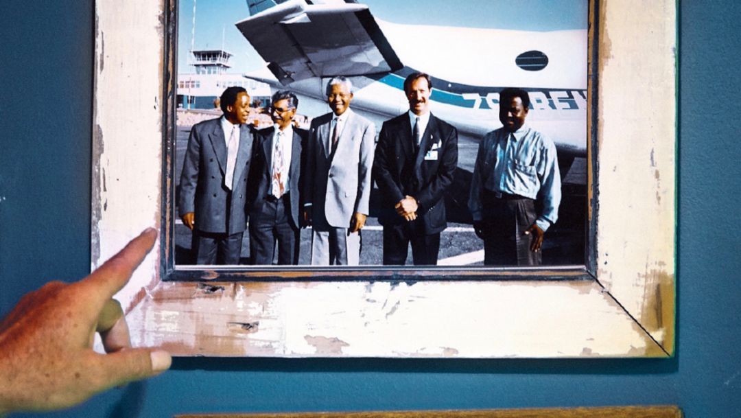 Peter van der Spuy (second from right), Nelson Mandela, 1993, 2018, Porsche AG