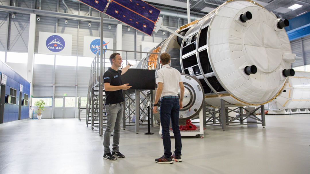Matthias Maurer, Astronaut, Timo Bernhard, Rennfahrer, l-r, Astronautenausbildungszentrum, Köln, 2018, Porsche AG