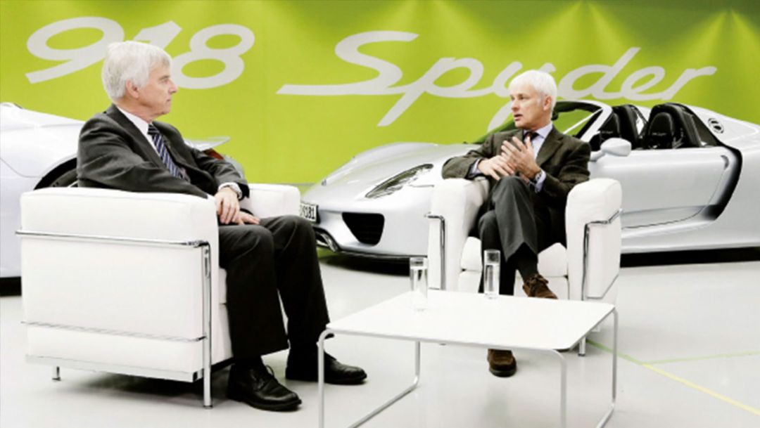 Dr. Ulf Merbold, physicist, Matthias Mueller, CEO, l.-r., 918 Spyder manufactury, Zuffenhausen, 2014, Porsche AG 