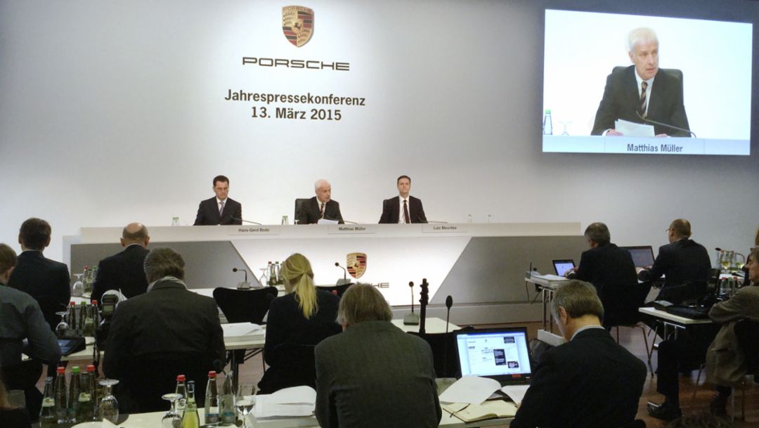 Kommunikations-Chef Hans-Gerd Bode, Vorstandsvorsitzender Matthias Müller, Finanzvorstand Lutz Meschke (l-r), Jahrespressekonferenz, Porsche-Museum, 2015, Porsche AG