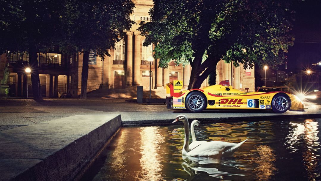 Das Stuttgarter Schauspielhaus bildet die Kulisse für den Porsche RS Spyder