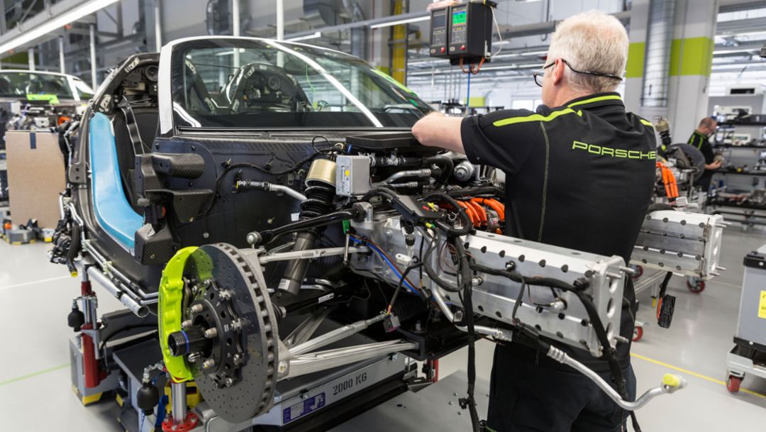 918 Spyder, manufacture, Zuffenhausen, 2015, Porsche AG