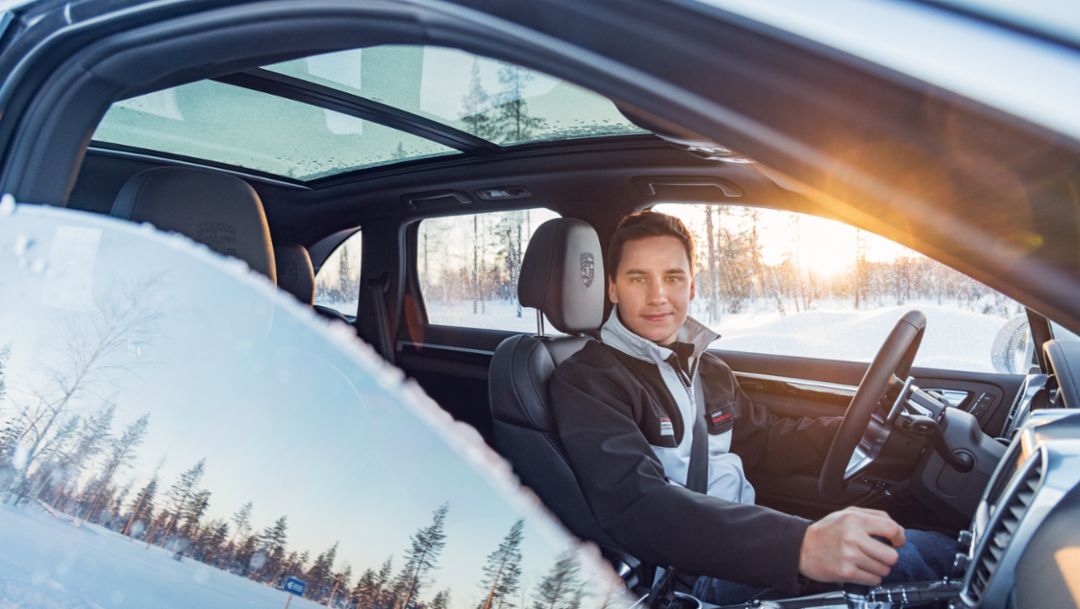 Klaus Bachler, Porsche-Instrukteur, Cayenne S, Porsche Driving Experience Winter, Levi, Finnland, 2015, Porsche AG