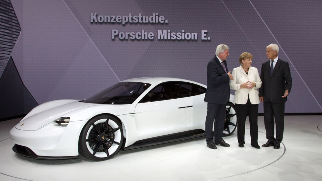 l.-r. Volker Bouffier, Ministerpräsident des Landes Hessen, Dr. Angela Merkel, Bundeskanzlerin, Matthias Müller, Vorstandsvorsitzender Porsche AG, Mission E, IAA 2015, Porsche AG
