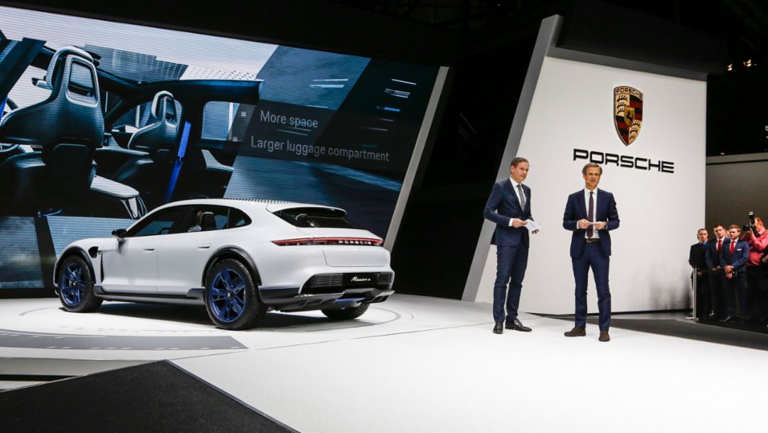 Oliver Blume, Vorstandsvorsitzender der Porsche AG, Michael Mauer, Leiter der Design-Abteilung von Porsche, l-r, Mission E Cross Turismo, Genfer Automobil Salon, 2018, Porsche AG