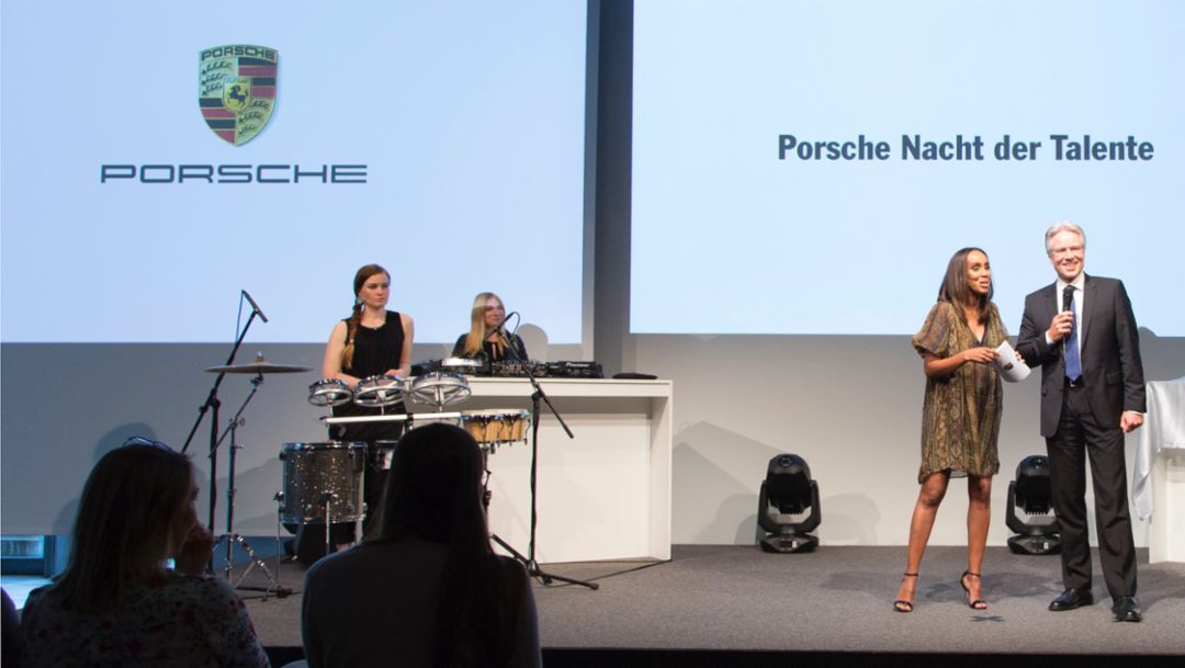 Moderatorin Hadnet Tesfai, Vorstand für Personal- und Sozialwesen Andreas Haffner, Porsche Nacht der Talente, Zuffenhausen, 2016, Porsche AG