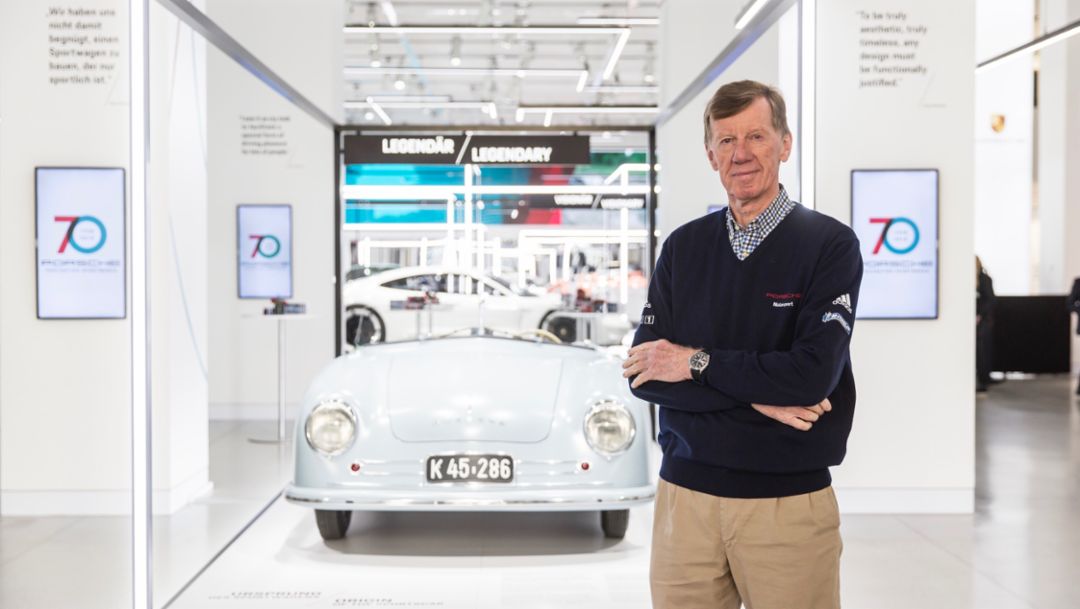 Walter Röhrl, 356 „Nr.1“ Roadster, Ausstellung „70 Jahre Porsche Sportwagen“, „DRIVE. Volkswagen Group Forum“, Berlin, 2018, Porsche AG