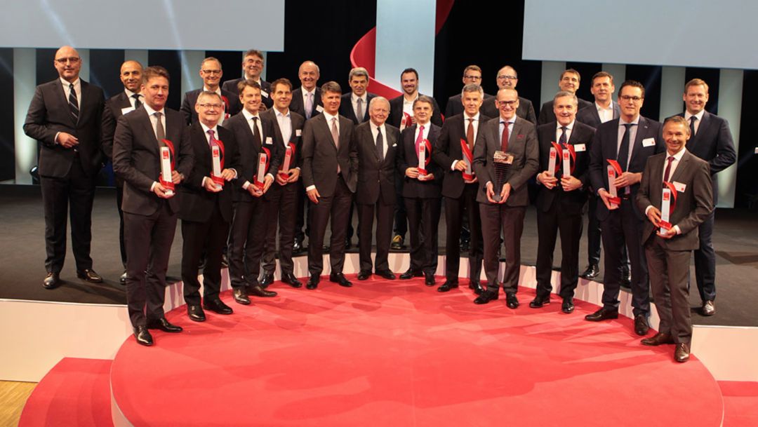 Dr Gernot Döllner, Head of the Panamera Model Line (3rd from left), Dr Wolfgang Porsche, Chairman of the Porsche Supervisory Board (12th from left), August Achleitner, Head of the 911/718 model series (2nd from right), Best Cars 2017, Stuttgart, Porsche AG