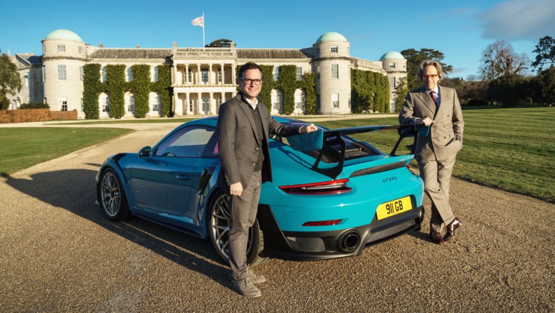 Ragnar Schulte, Manager Marketing und Motorsport, Porsche Cars GB, und der Herzog von Richmond und Gordon, l-r, 911 GT2 RS, Goodwood House, Großbritannien, 2018, Porsche AG