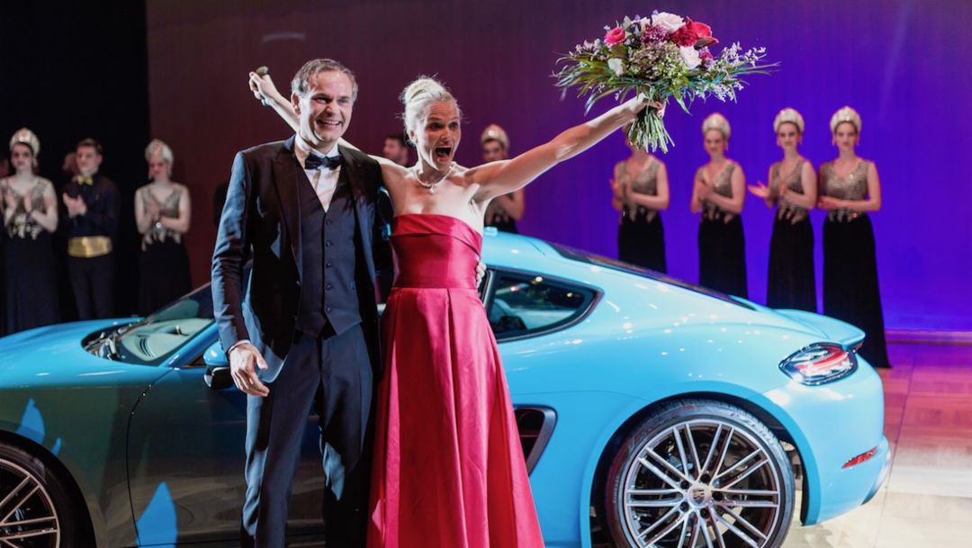 Oliver Blume, Vorstandsvorsitzender Porsche AG, Gewinnerin der Tombola, l-r, 2017 Porsche AG
