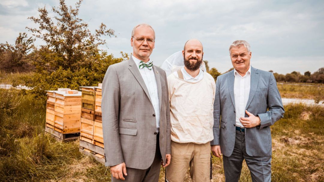 Dr. Falk Hohmann, Saxon Ministry for the Environment and Agriculture, Richard Beer, beekeeping Beer, Siegfried Bülow, Chairman of the Executive Board of Porsche Leipzig GmbH, l-r, 2017, Porsche AG