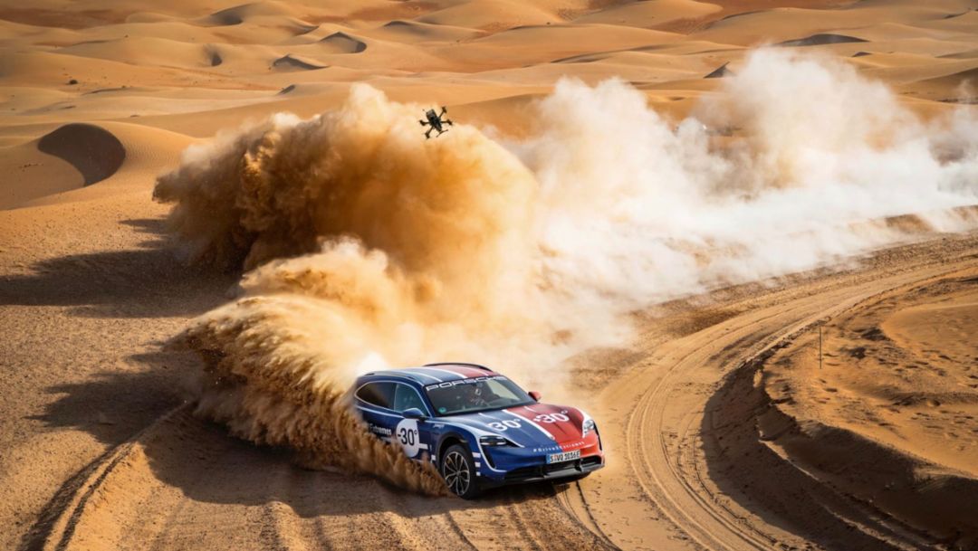 Lancement du nouveau Taycan Cross Turismo : Porsche s’aventure sur les routes de l’extrême. Le Taycan Cross Turismo met sa polyvalence à l’épreuve dans une vidéo électrisante intitulée Drive2Extremes.
