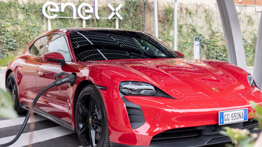 Porsche amplia l’offerta di soluzioni di ricarica grazie all’interoperabilità con Enel X Way