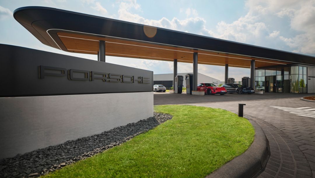 All'avanguardia, sostenibile e di facile accesso: apre la prima Porsche Charging Lounge