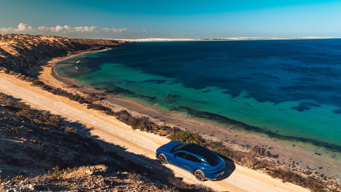 Taycan 4S Cross Turismo, lago MacDonnell, Australia, 2021, Porsche AG