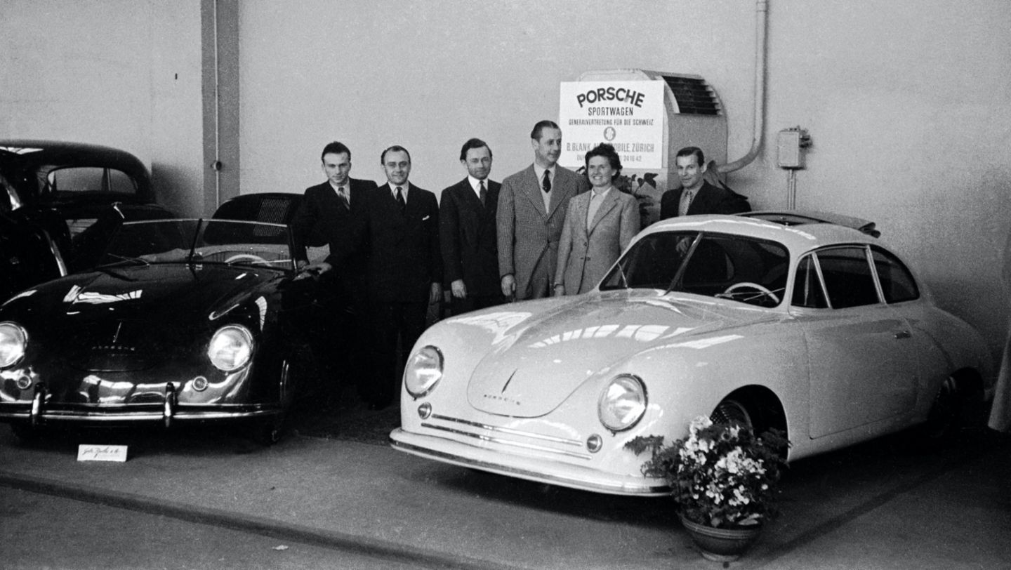 1949: Sie feierten in Genf den ersten internationalen Auftritt des 356 (v. l. n. r.): Heinrich Kunz (Verkäufer), Ferry Porsche, Bernhard Blank, Louise Piëch, Ernst Schoch (Privatsekretär von Bernhard Blank), 2018, Porsche AG