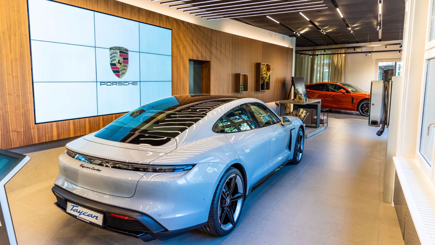 Taycan Turbo, Porsche Studio, Zurigo, Svizzera, 2021, Porsche AG