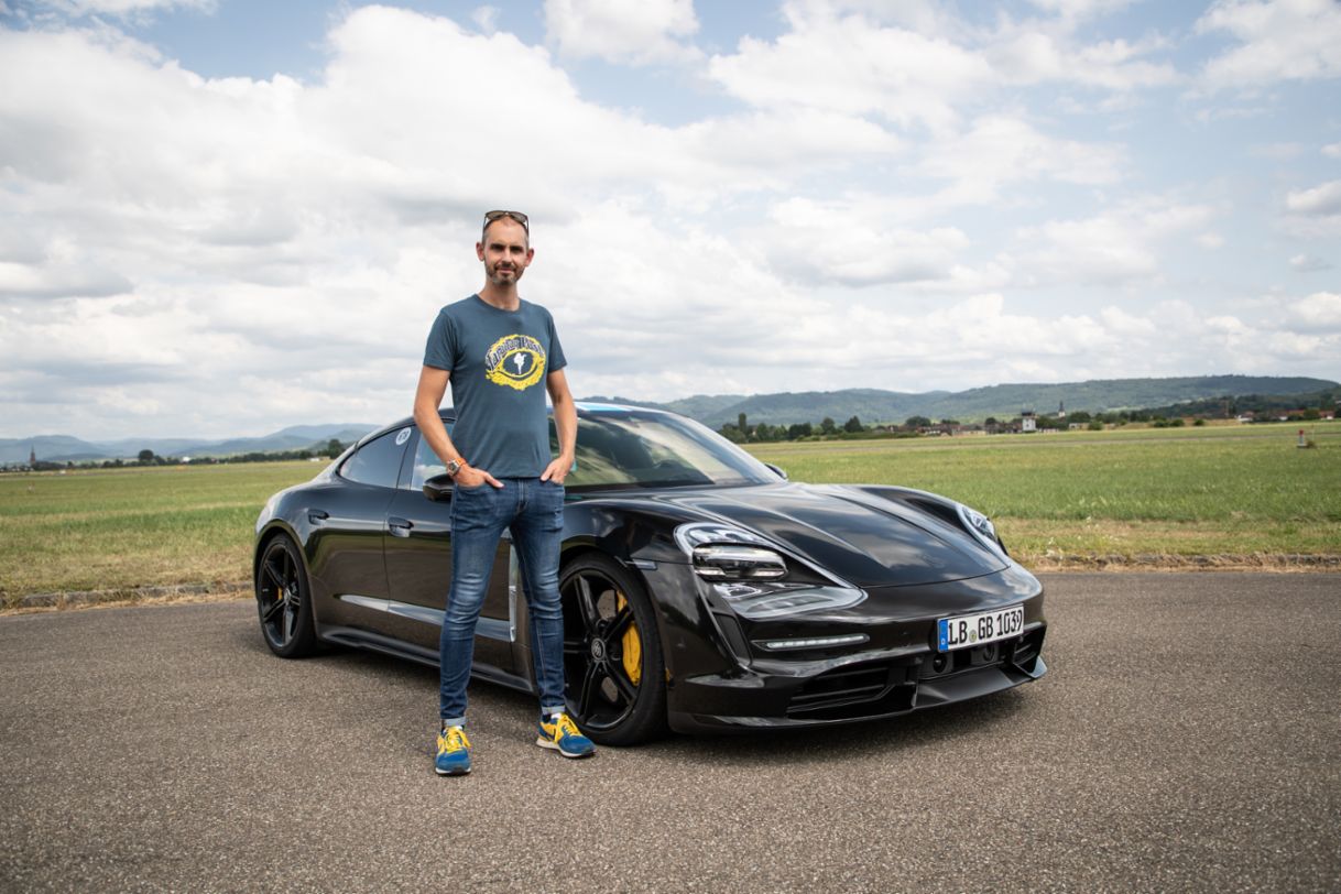 Jonny Smith, Host des YouTube-Kanals „Fully Charged“, 2024, Porsche Schweiz AG