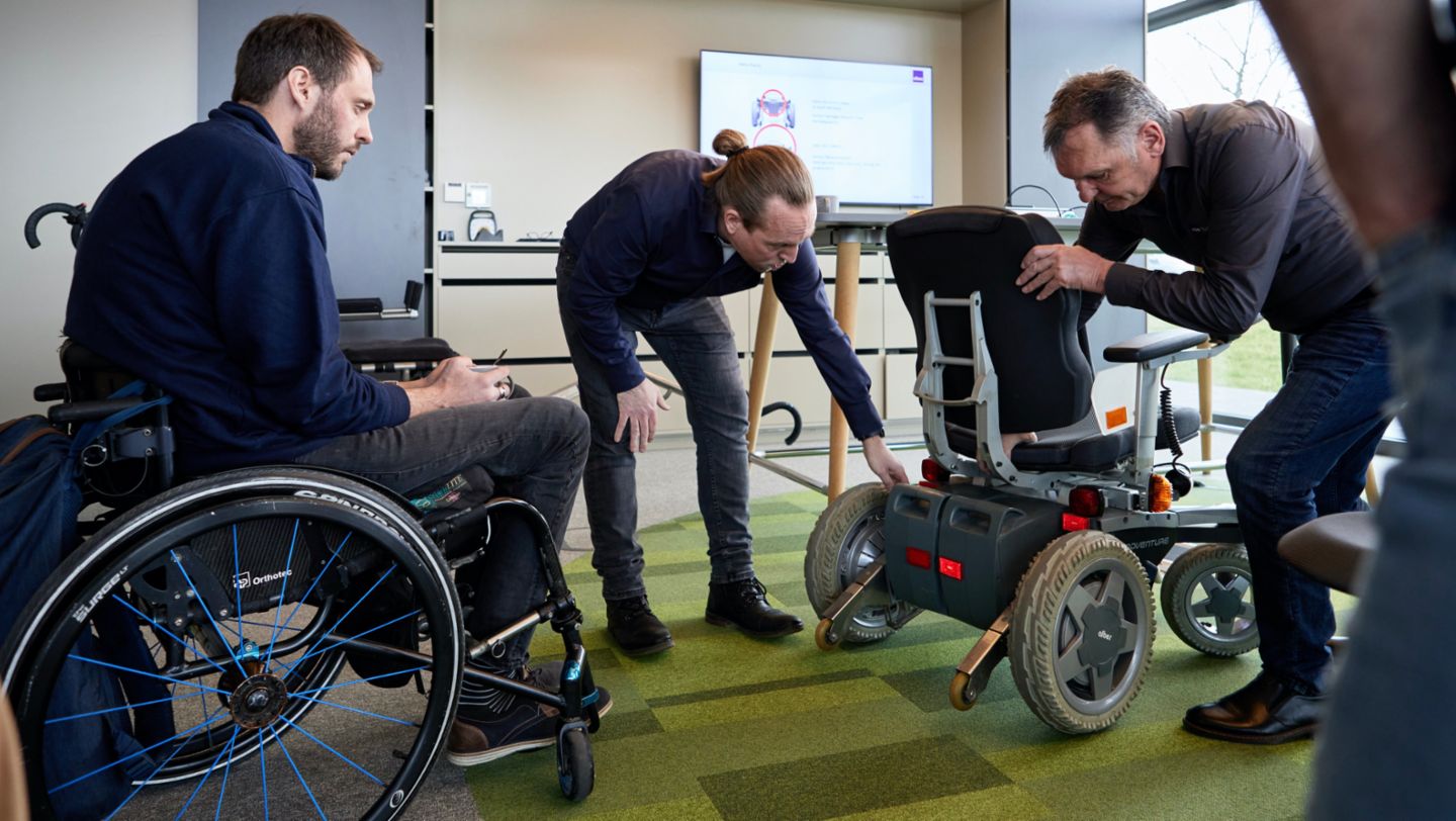 Matthias Bitzer, responsable du développement, et Peter Klink, responsable de la formation chez Alber GmbH, présentent le fauteuil roulant électrique Alber Adventure A10, 2023, Porsche Schweiz AG