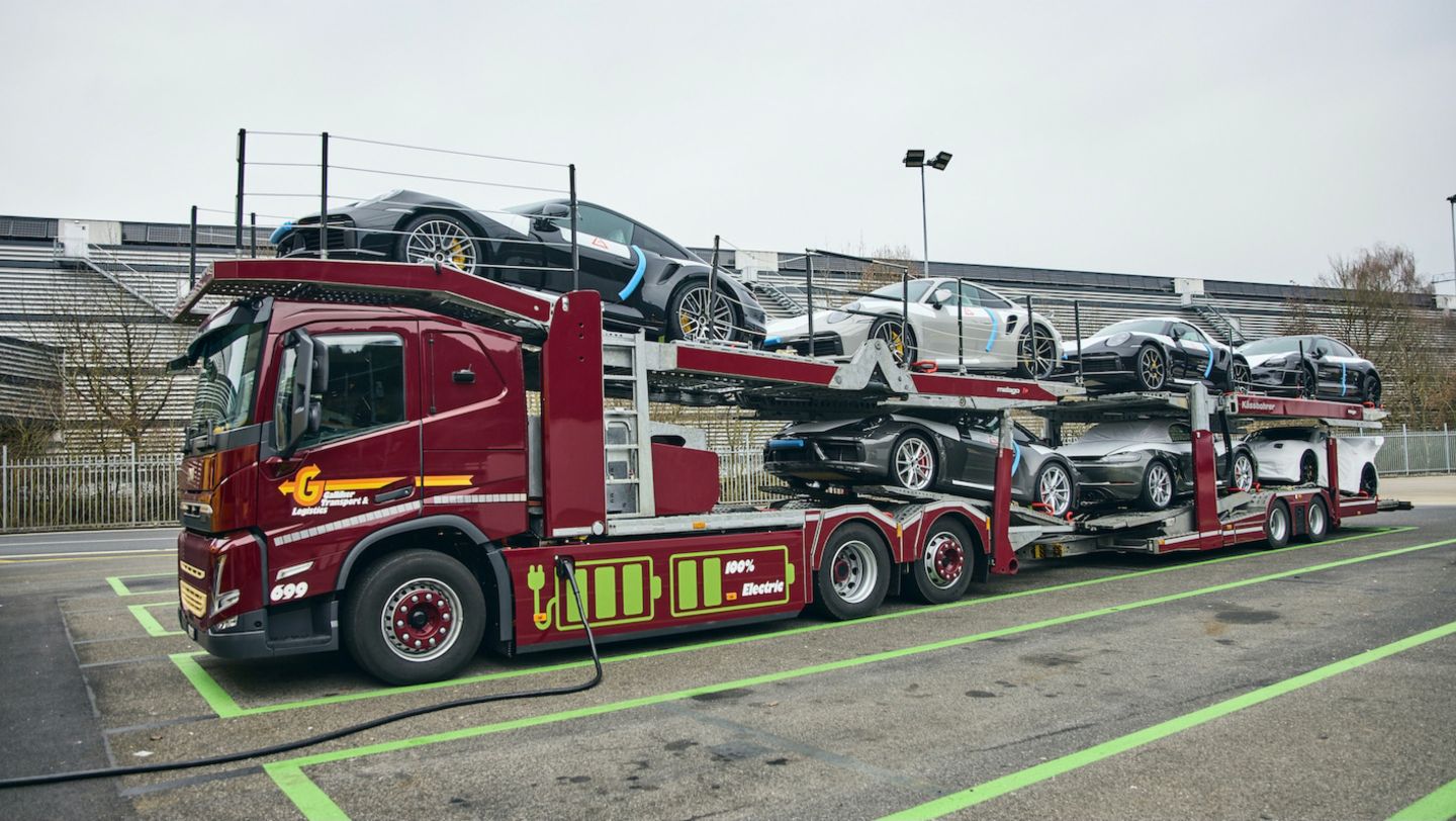 E-Lkw beim Laden in Altishofen, 2024, Porsche Schweiz AG