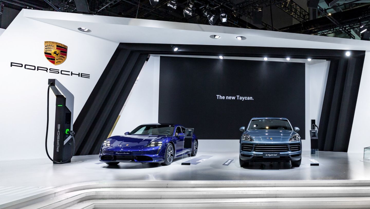 保时捷携重磅新能源车型亮相第二届中国国际进口博览会
