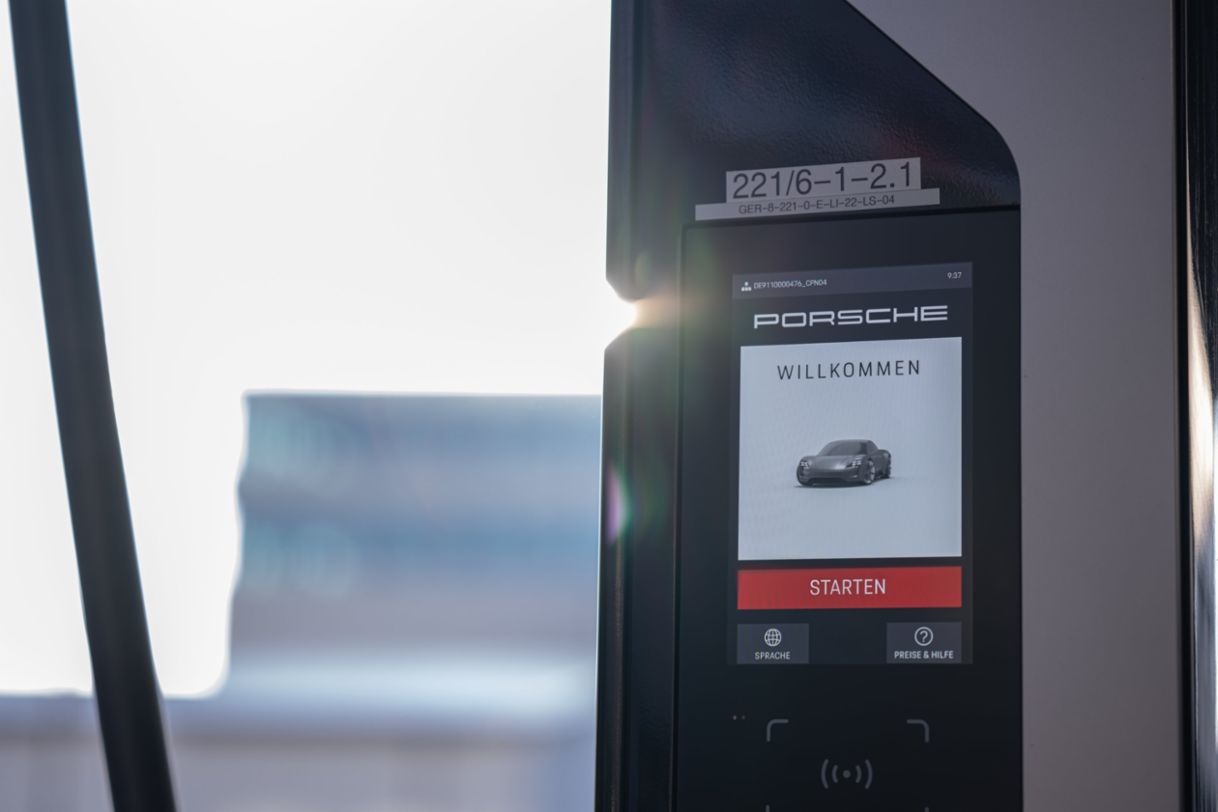 Nové Porsche Taycan s nabíjecí kartou chargee v hodnotě 121 000 Kč a dalšími benefity