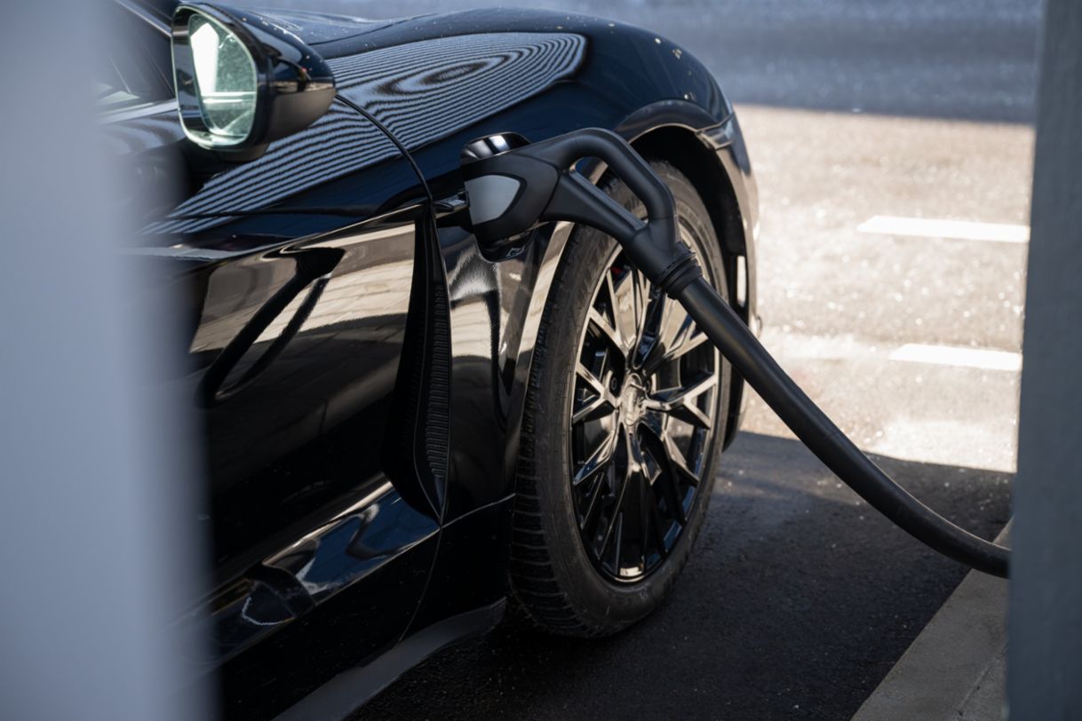 Nové Porsche Taycan s nabíjecí kartou chargee v hodnotě 121 000 Kč a dalšími benefity