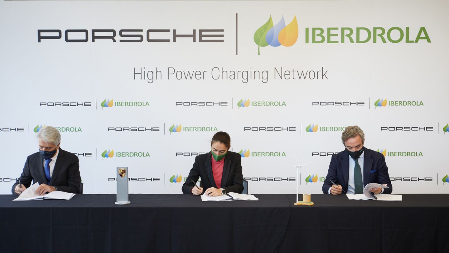 Juan José Maestro, Director Financiero de Porsche Ibérica; Raquel Blanco, Directora Global de Smart Mobility de Iberdrola; Tomás Villén, CEO de Porsche Ibérica (i-d), 20/11/2020, Porsche Ibérica