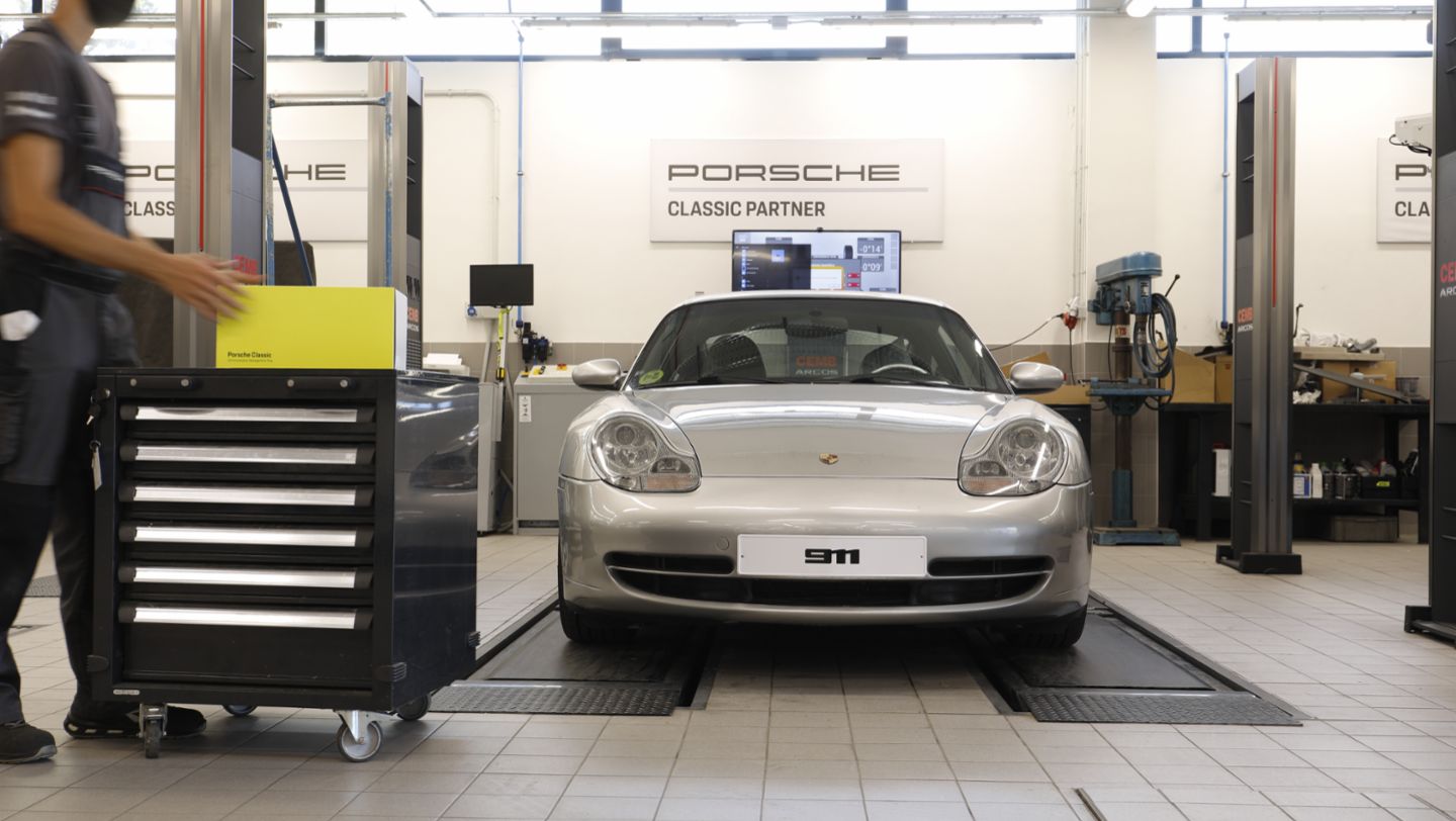 Instalación del sistema Porsche Classic Communication Management Plus en un 911 (serie 996), 2021, Porsche Ibérica