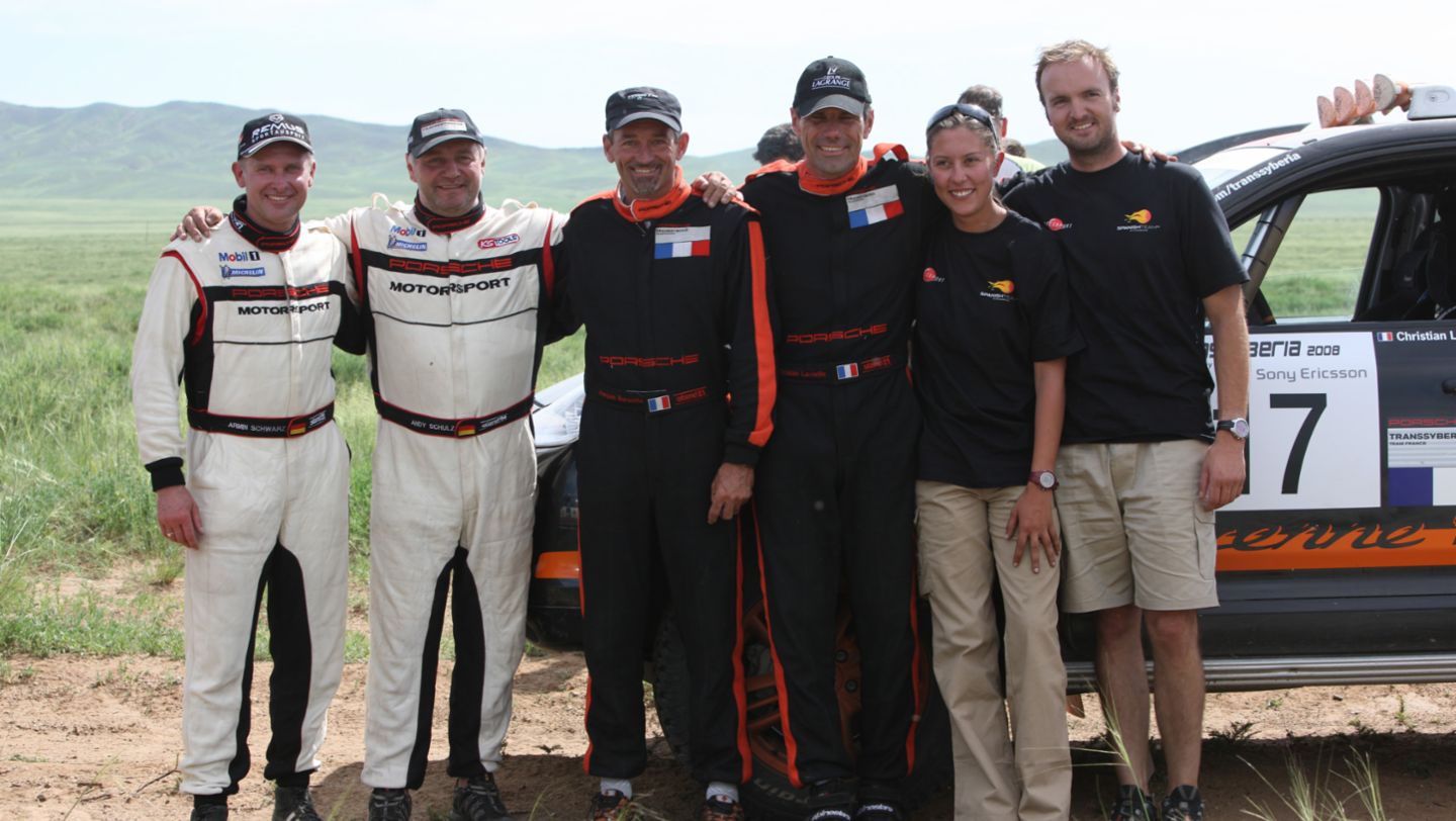 De derecha a izquierda, Pau Soler, Laia Peinado y miembros de otros equipos en el Rallye Transsyberia, 2008, Porsche AG