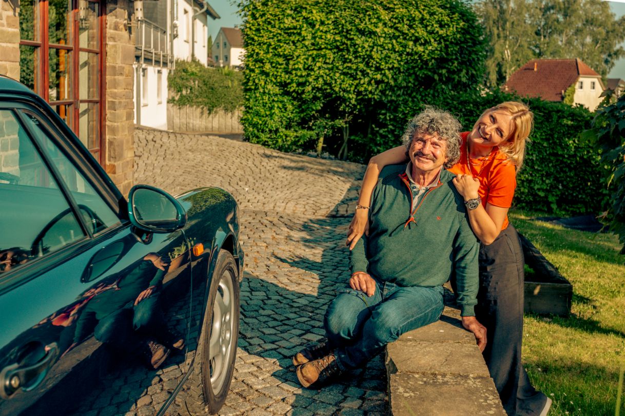 Laura Kukuk junto a su padre Klaus, de quien heredó su pasión por Porsche.