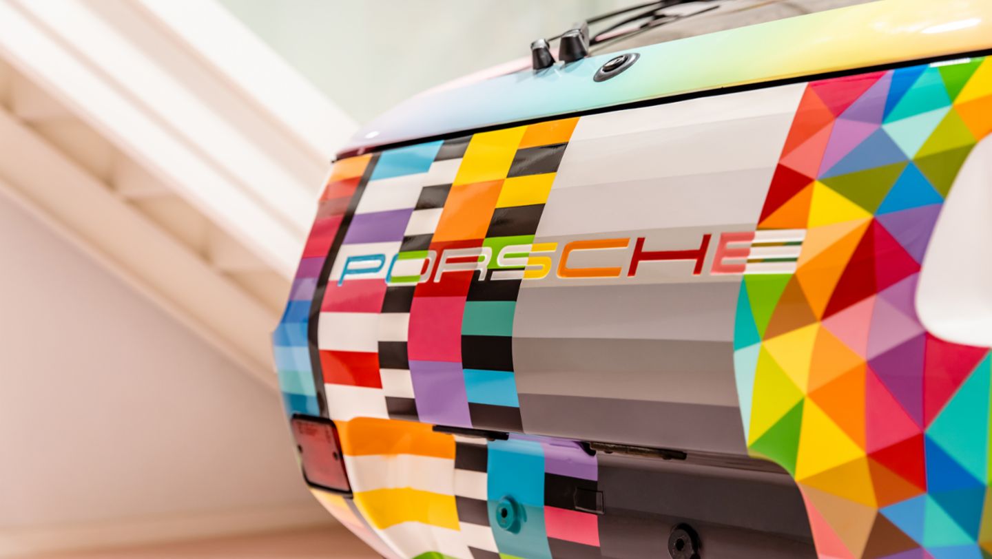 Porsche 928 reinterpretado por el artista español Okuda San Miguel, 2023, Porsche Ibérica