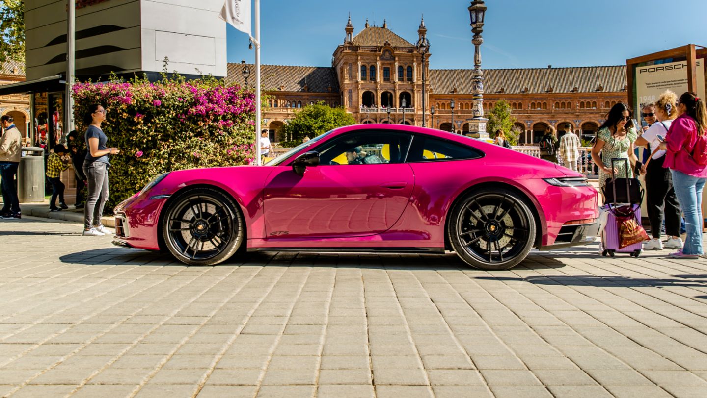 Celebración de los 60 años del Porsche 911 en la Plaza de España de Sevilla, España, 2023, Porsche Ibérica