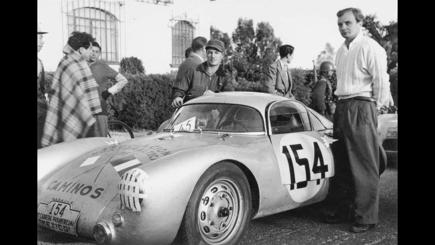 Antonio Asturias Hall y Jaroslav Juhan (i-d), Porsche 550 Coupé, Carrera Panamericana 1953, 2023, Porsche AG