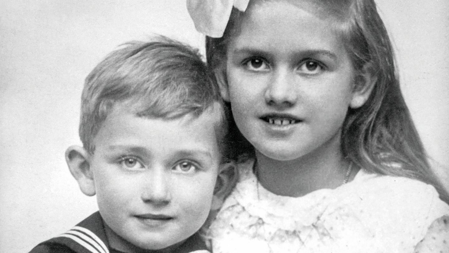 Louise, nacida en 1904, y su hermano Ferdinand (Ferry), nacido en 1909, fotografía tomada en 1915, 2024, Porsche AG