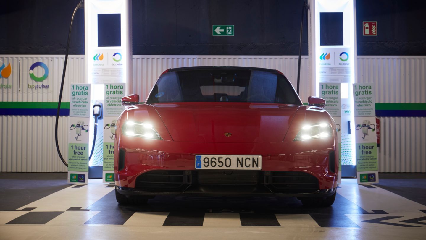 Porsche Taycan, inauguración de la estación de carga rápida de Nuevos Ministerios, Madrid, 2025, Porsche Ibérica