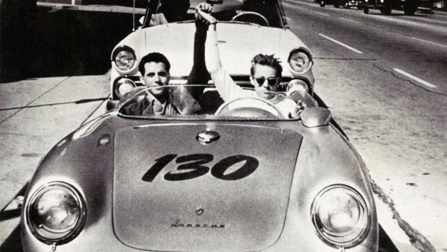 James Dean, al volante, junto a Rolf Wütherich, el mecánico de Porsche que le acompañaba en el accidente con el 550 Spyder, 2025, Porsche AG