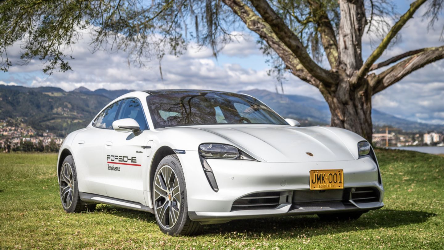 Taycan Turbo en el lago Sochagota (Paipa, Boyacá).