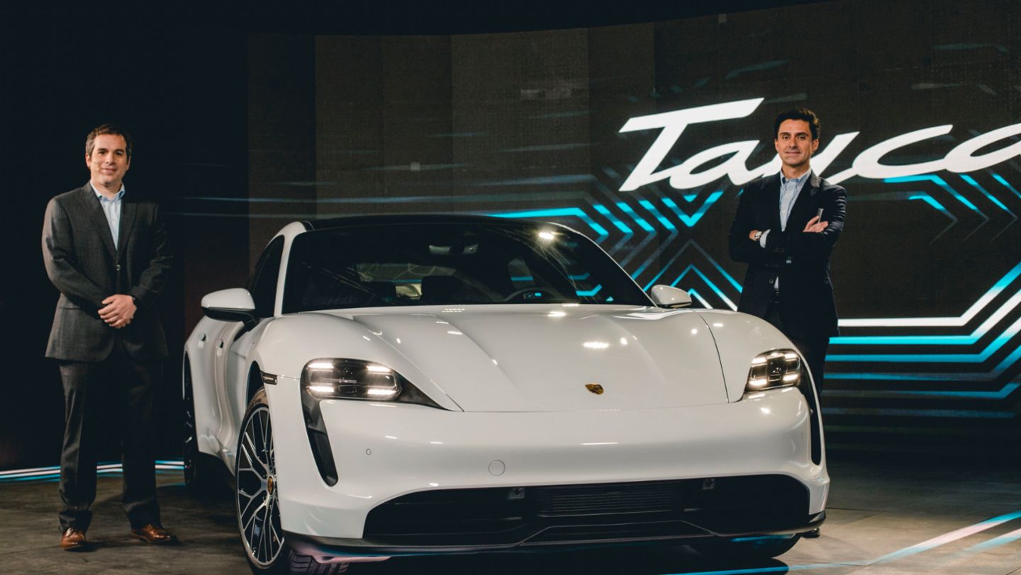 Adrián Henríquez y Vicente Díaz en la presentación de la nueva variante de Taycan